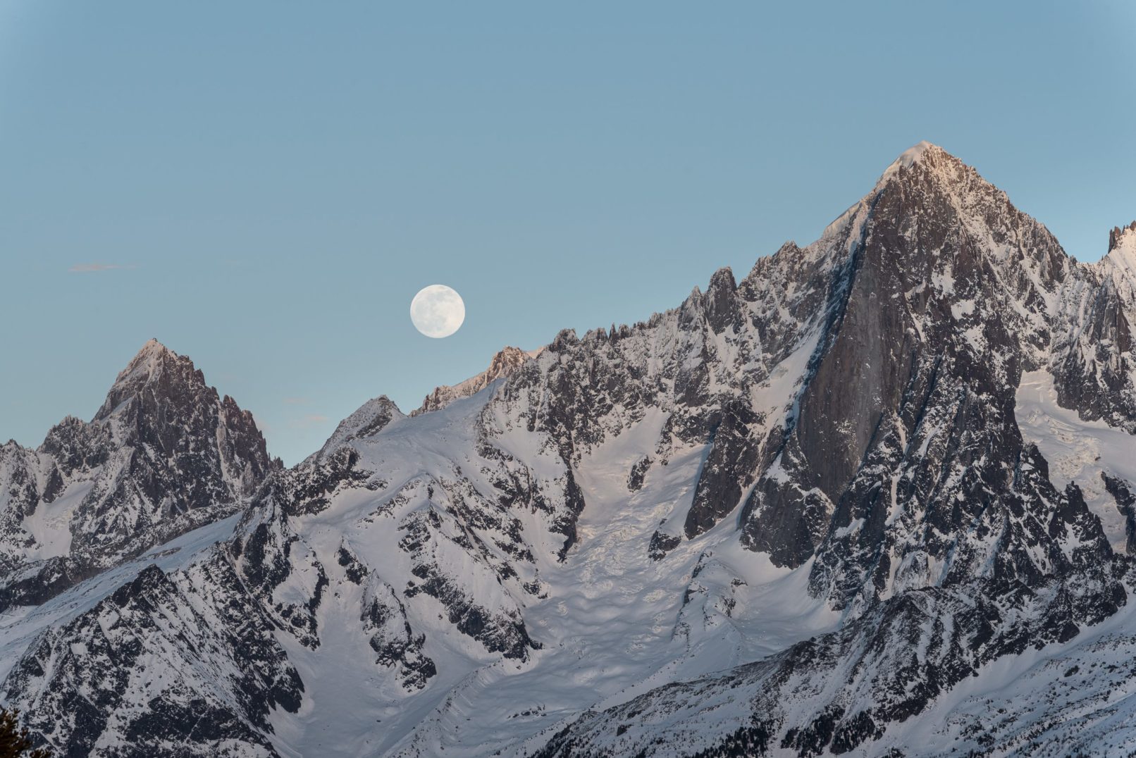 lune sur les crêtes de montagne