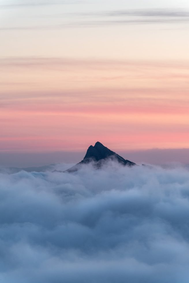 pic de montagne au dessus des nuages