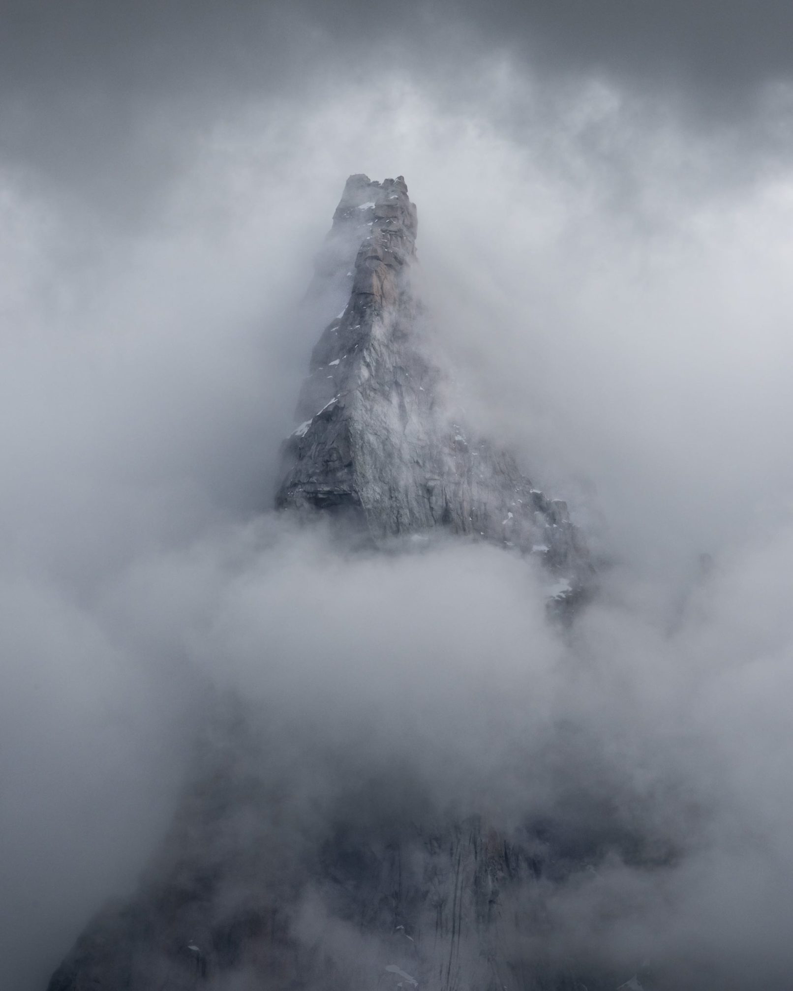 Aiguille dans les nuages en montagne