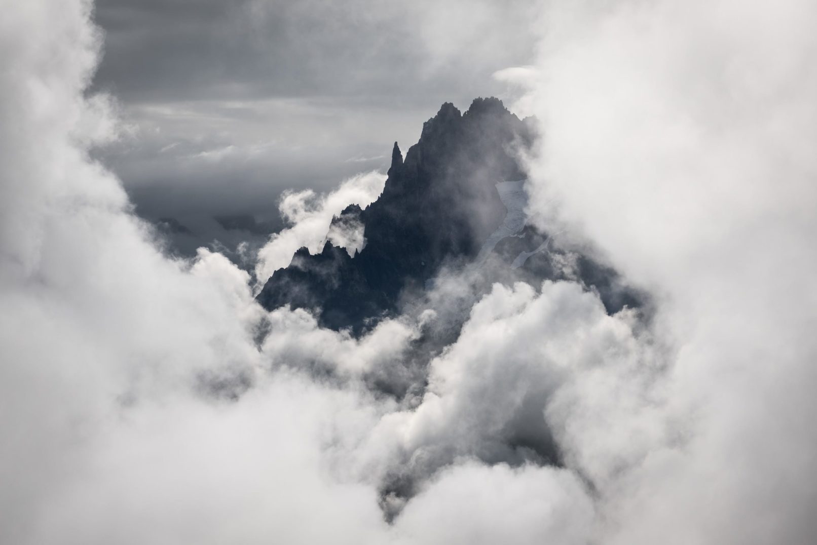 aiguille montagne dans les nuages