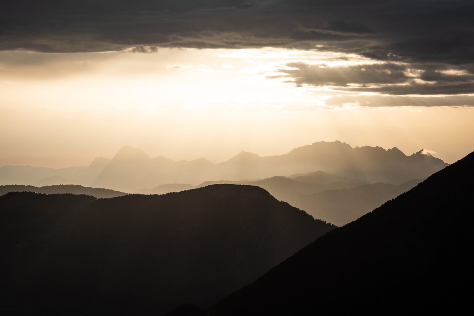 sunset avec nuages noirs