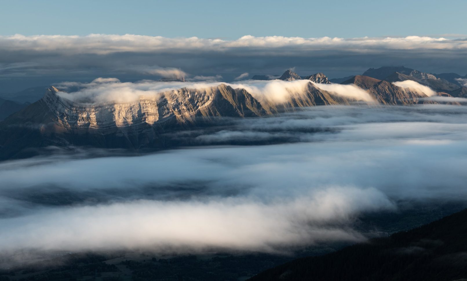 massif des bauges avec brume