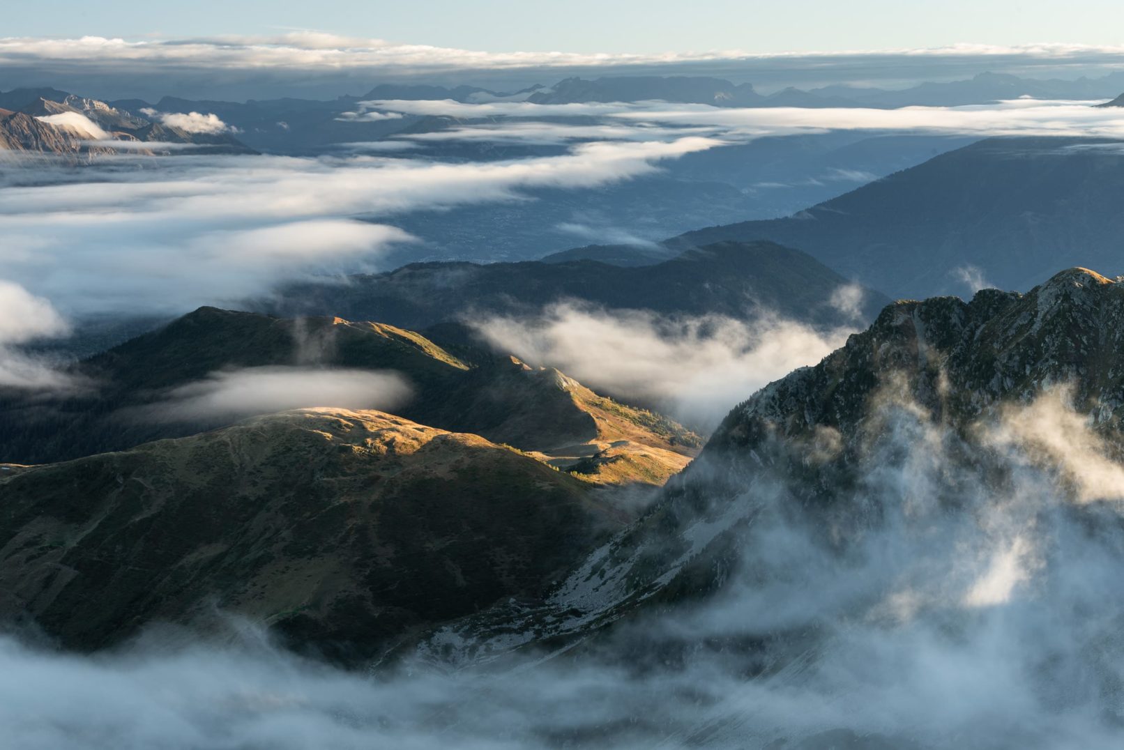 nuage, lever de soleil sur les montagnes