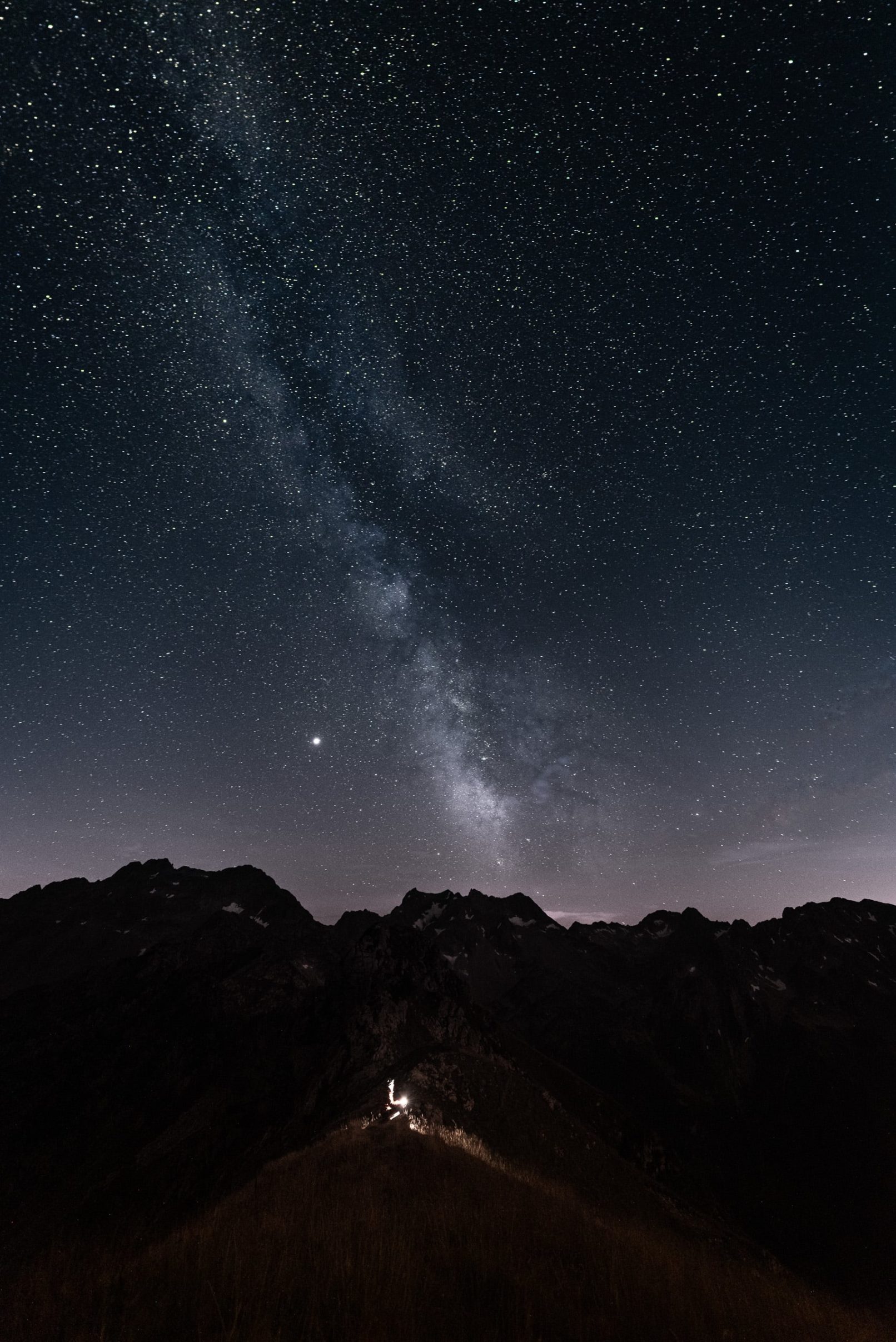 voie lactée avec personne illuminée