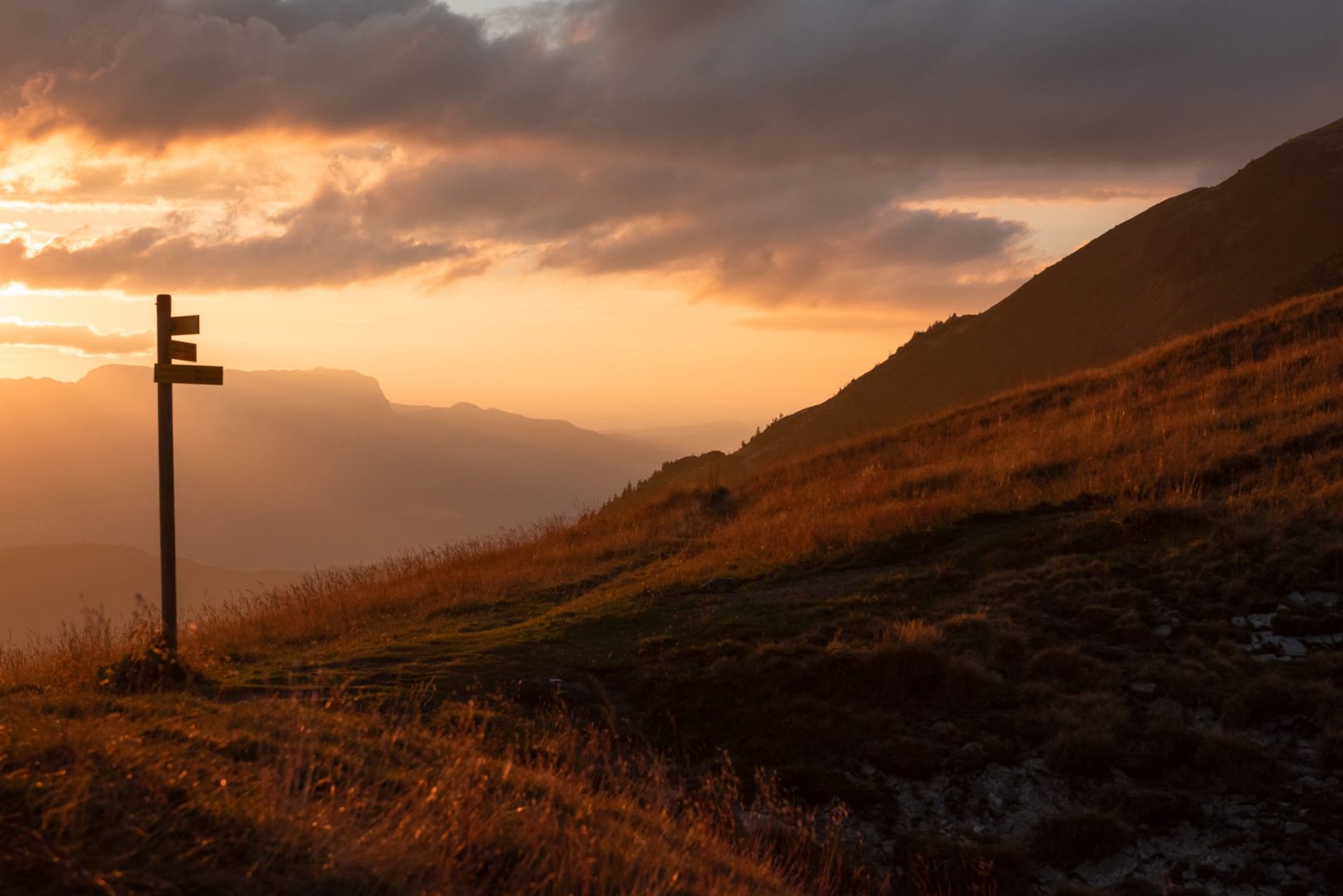 panneau de direction col de claran le soir