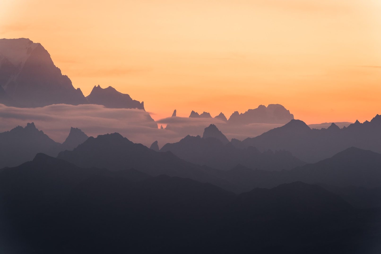 Les montagnes entourant le Mont Blanc au reveil