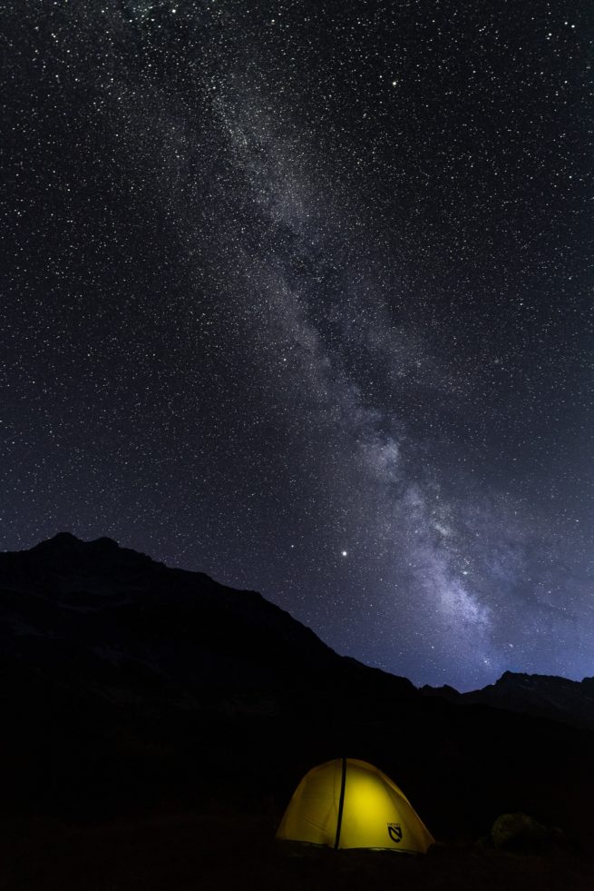 tente et voie lactée en montagne