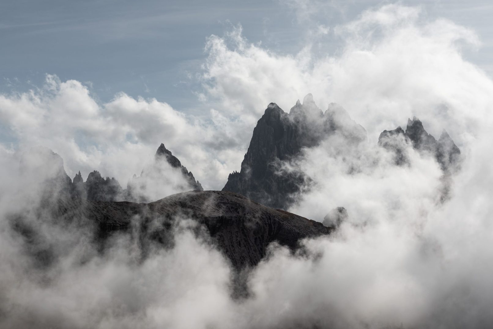 montagne dans les nuages