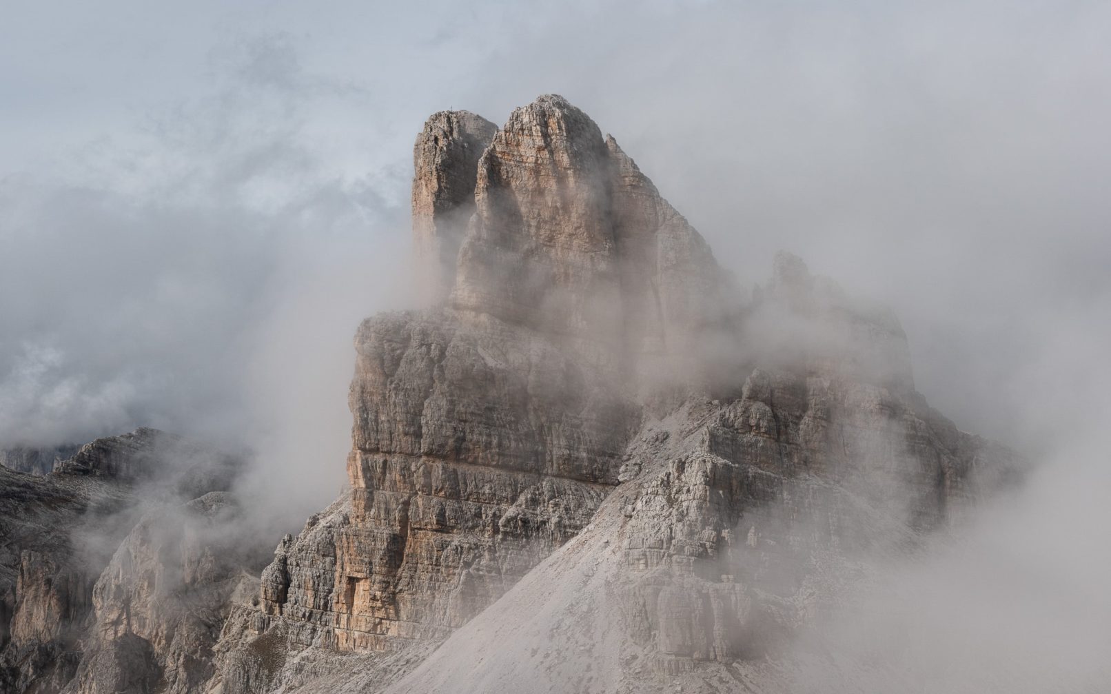 pic dans la brume