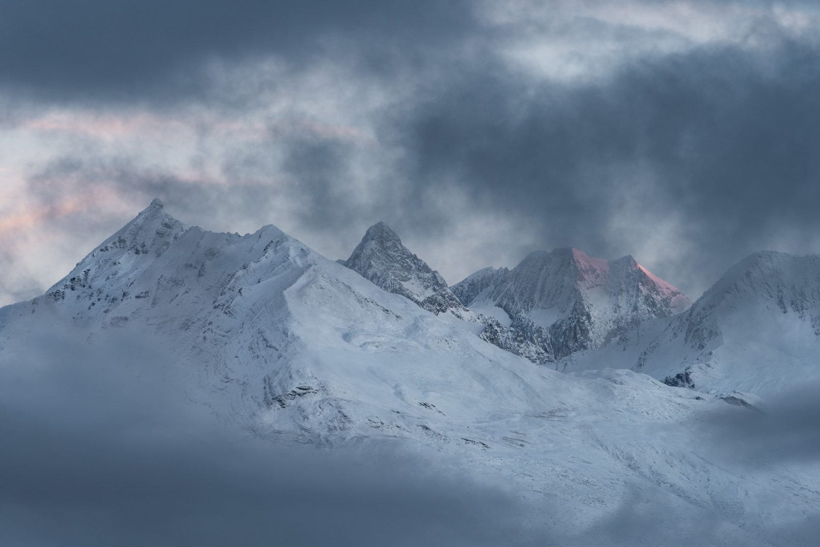 montagne dans les nuages au matin