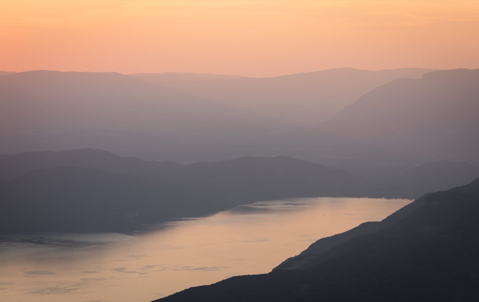 lac au coucher du soleil