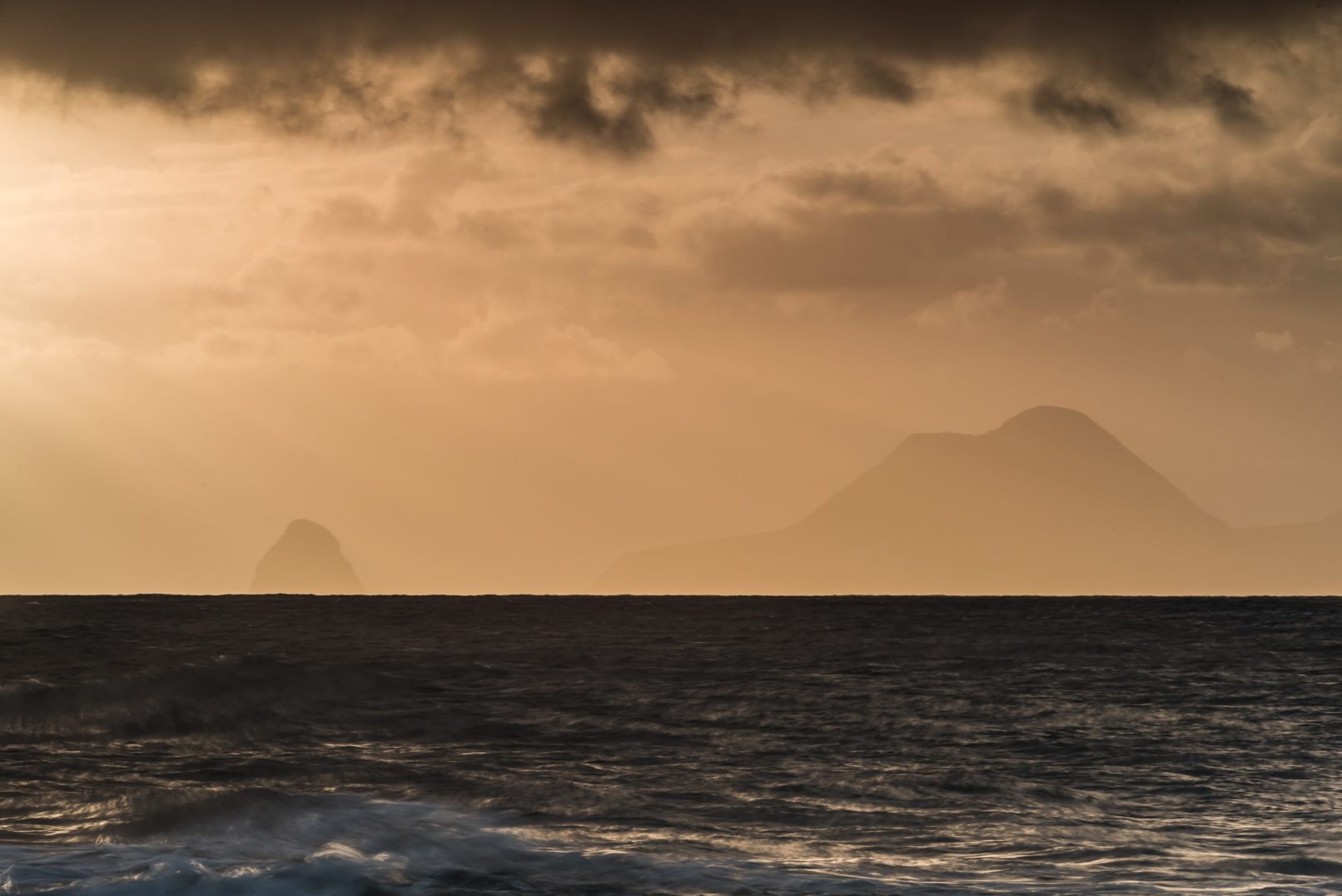 couche de soleil en sur la mer et les îles