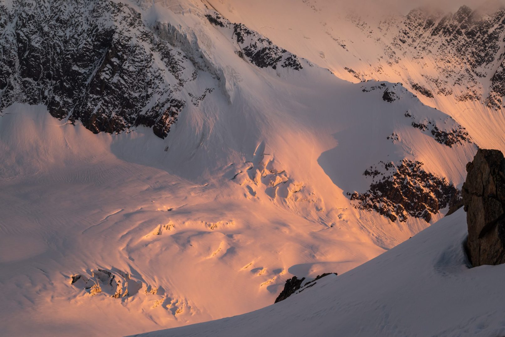 les dernières du soleil éclairent le glacier