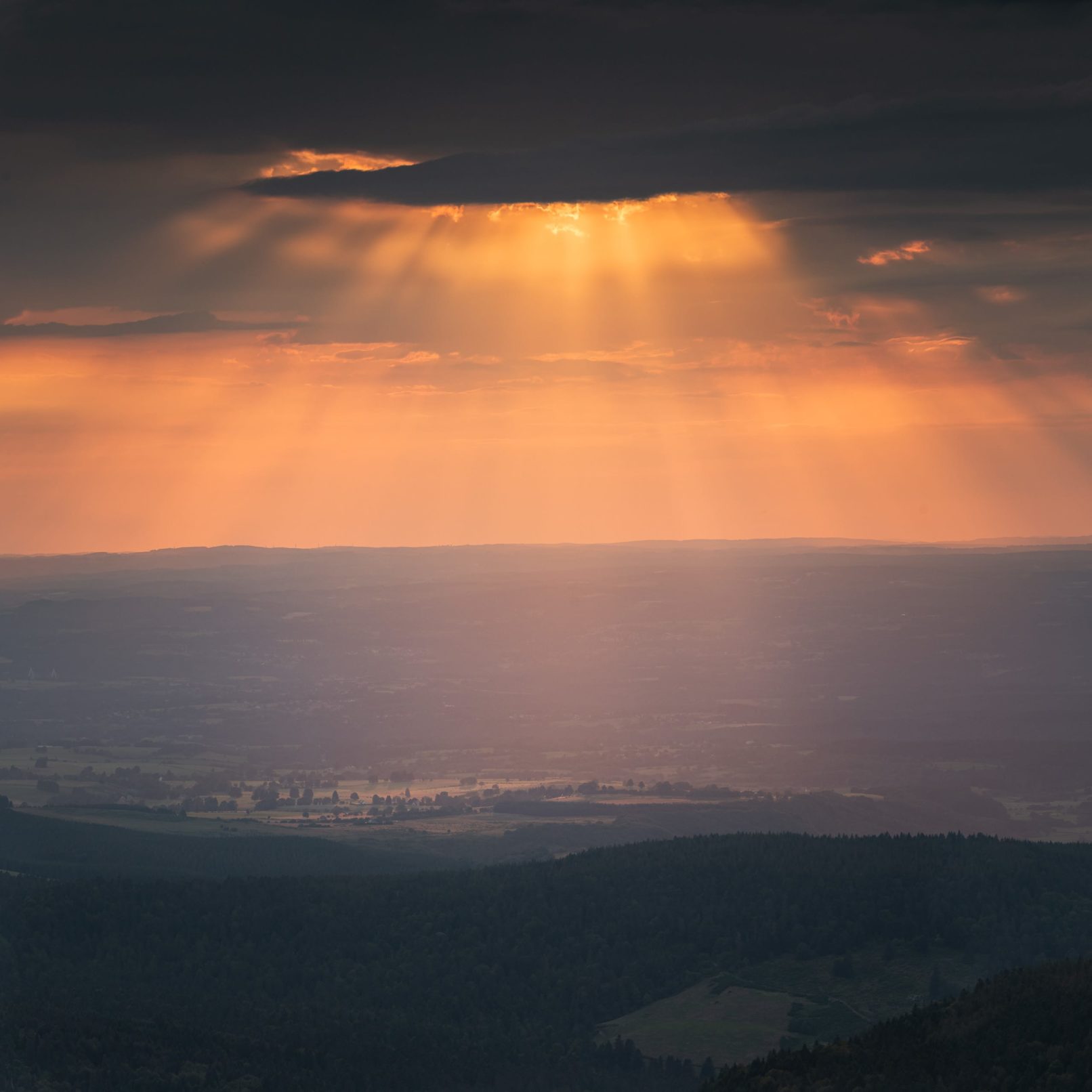 coucher de soleil qui éclaire une zone