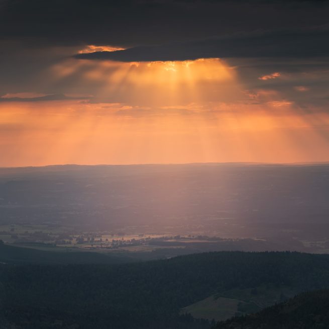 coucher de soleil qui éclaire une zone