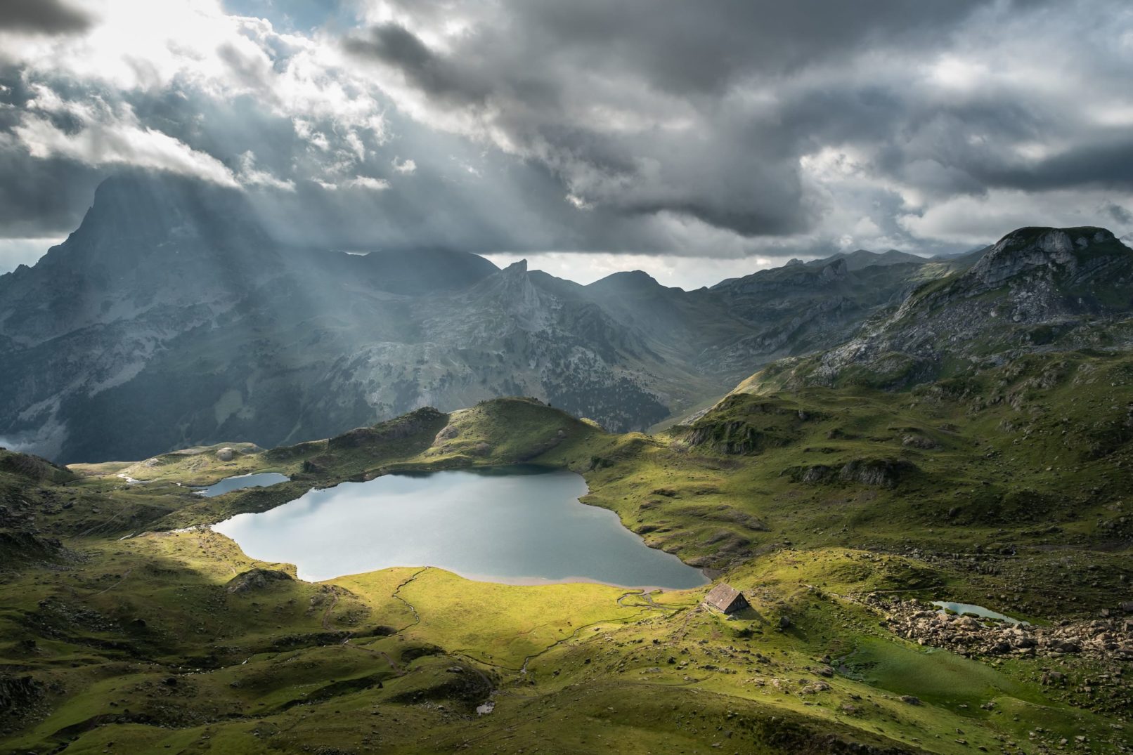 les rayons du soleil se pose sur un lac et un refuge