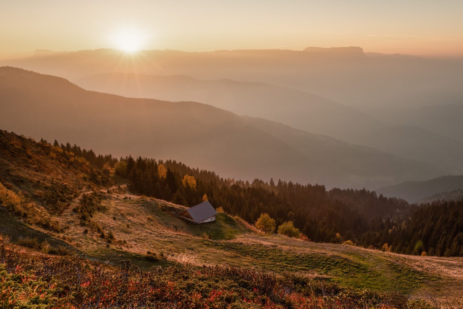 refuge en montagne face au coucher de soleil