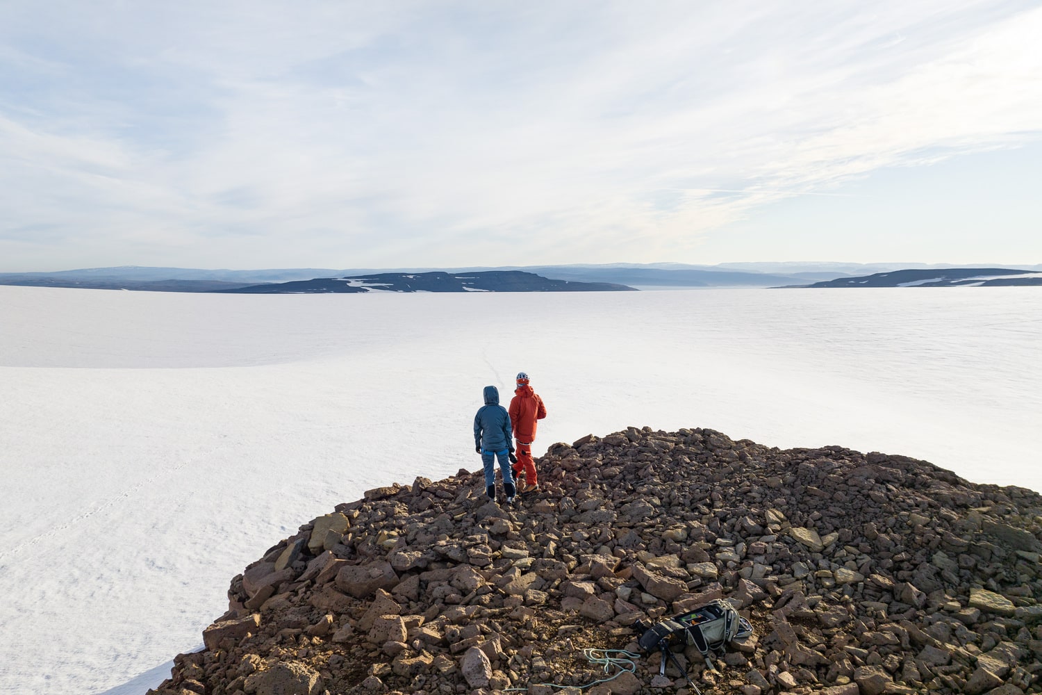 alpinistes au sommet d'un glacier