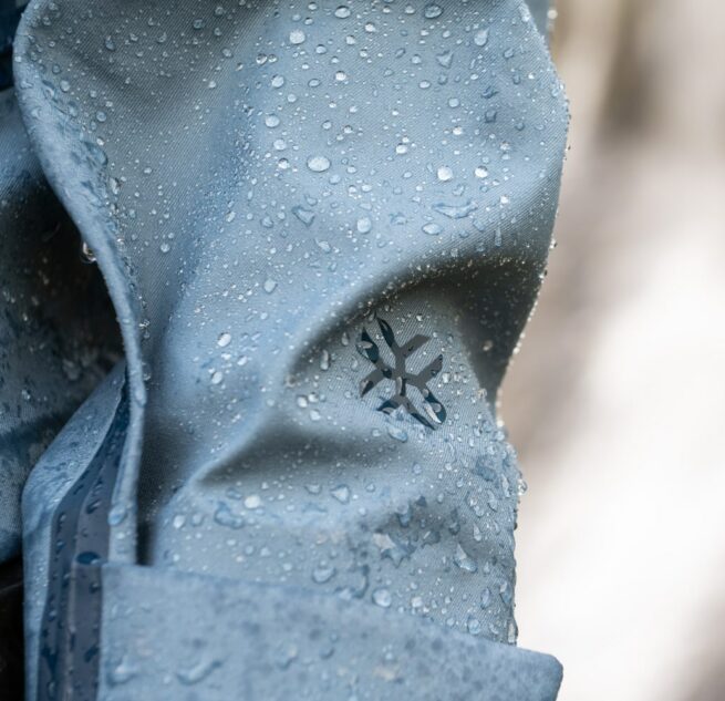 logo sur veste avec gouttes d'eau perlées