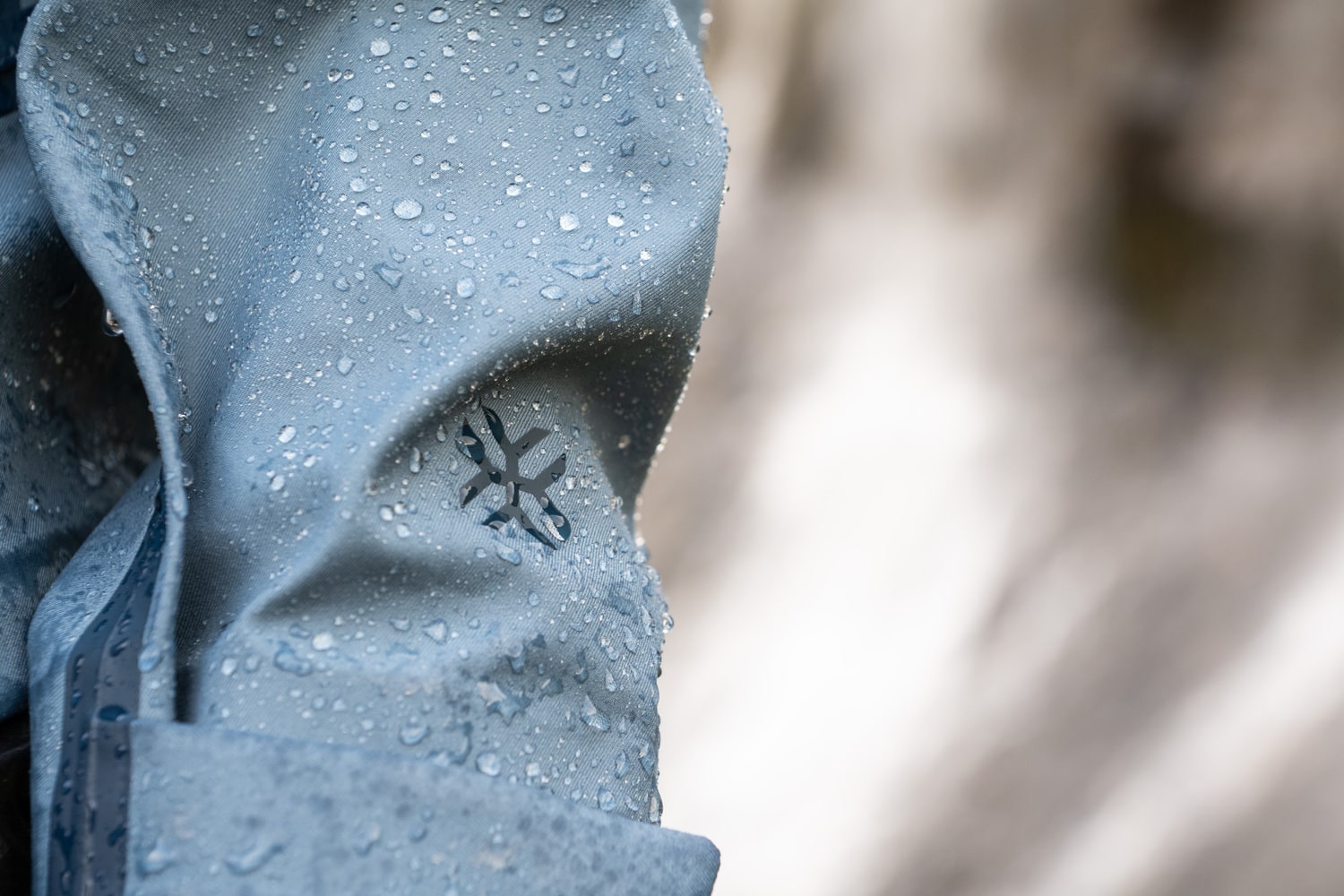 détail veste et logo avec gouttes d'eau