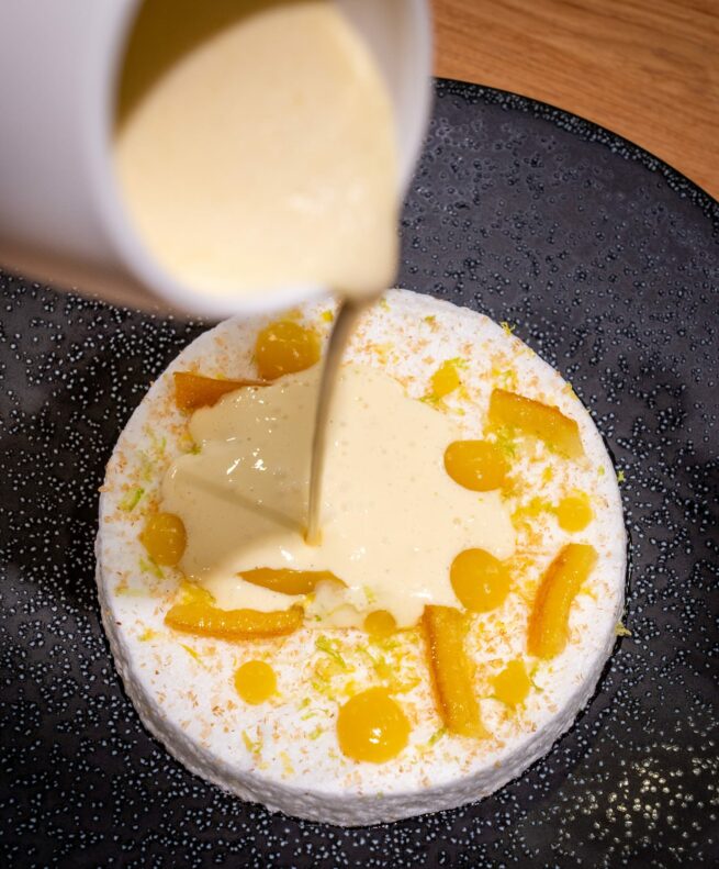 crème qui se verse sur dessert ile flottante