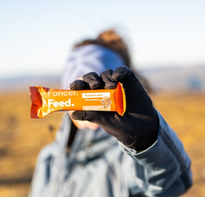 barre protéine dans la main d'une femme