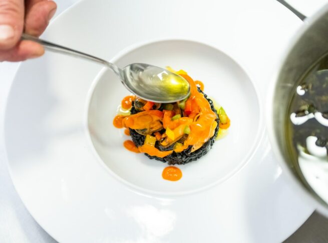 cuillère avec huile sur plat