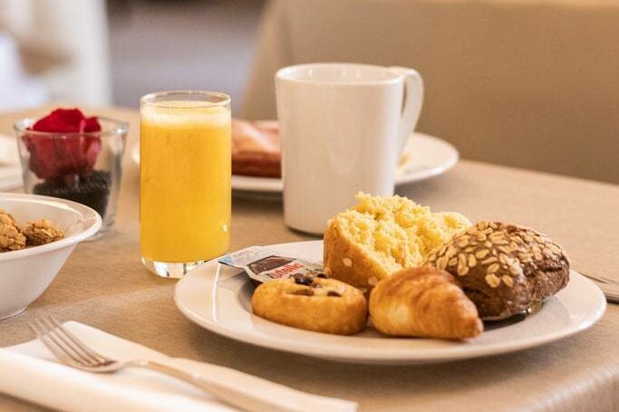 détail petit déjeuner d'hôtel sur table