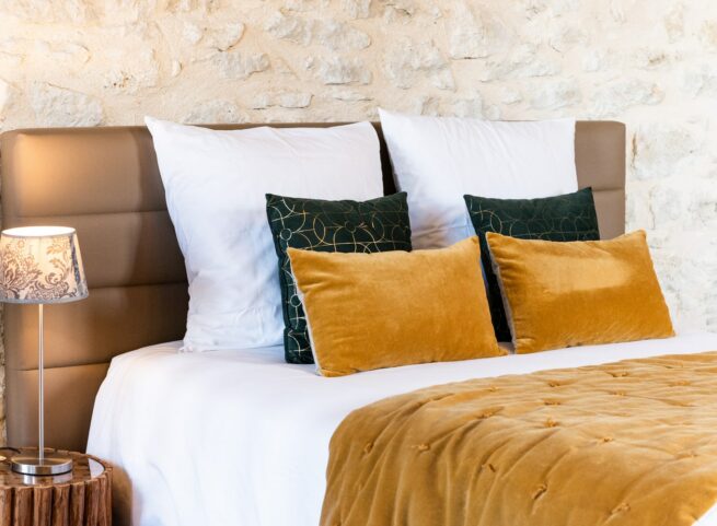 détail lit avec oreillers