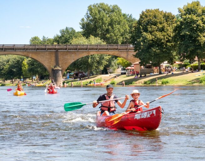 canoë dans les rapides avec pont