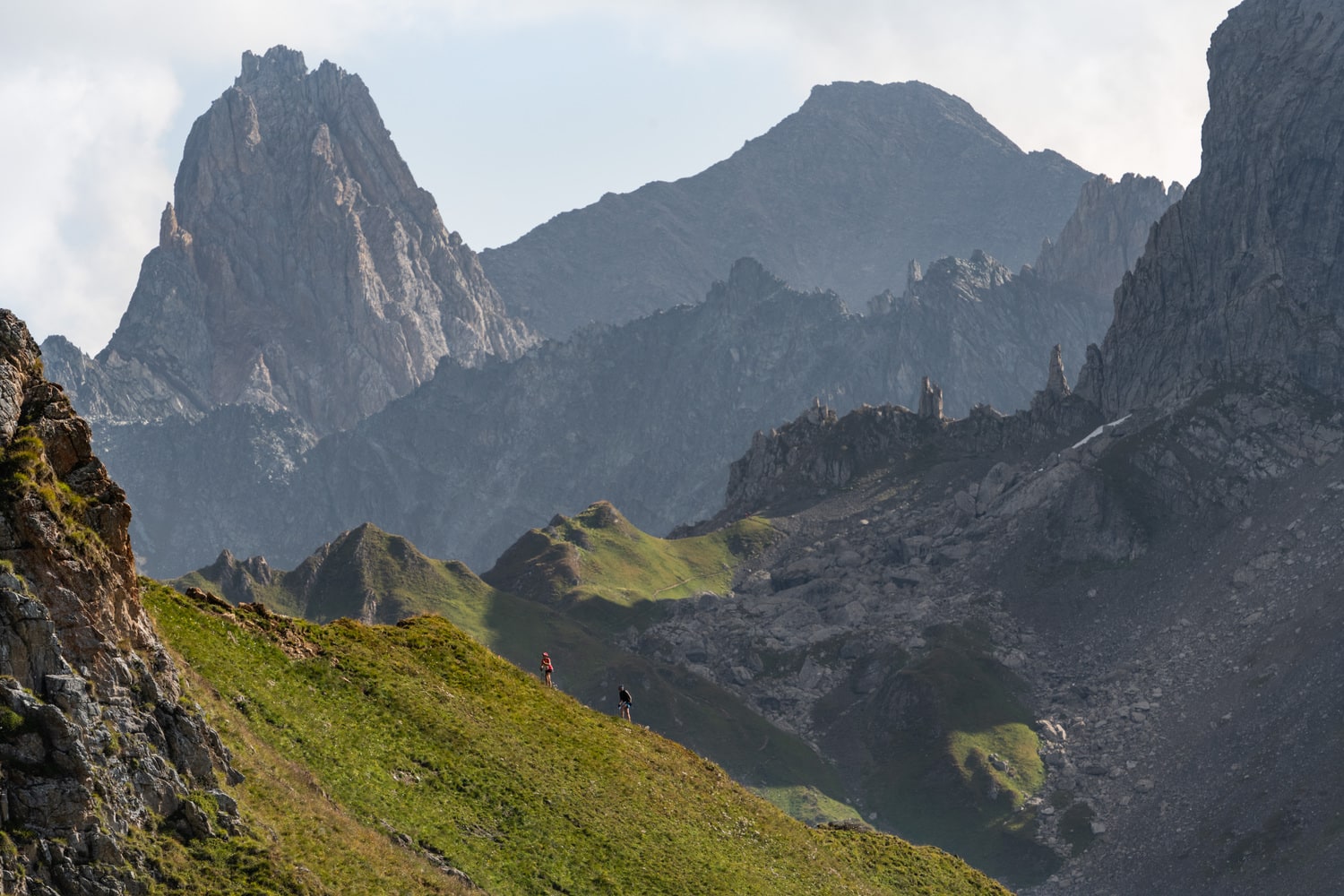 traileurs en montagne sur une crête