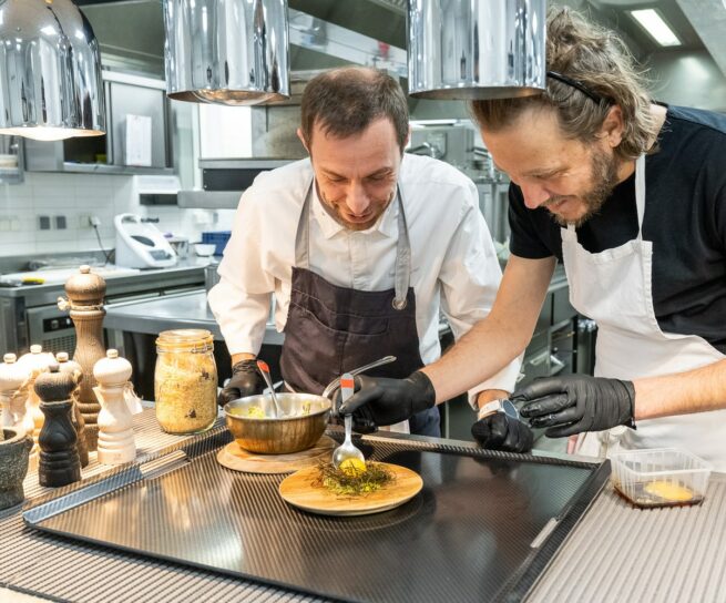 cuisiniers dressage assiette dans cuisine