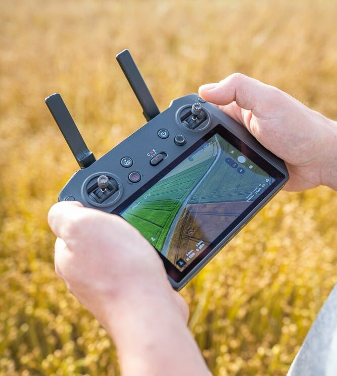 télécommande drone dans les champs