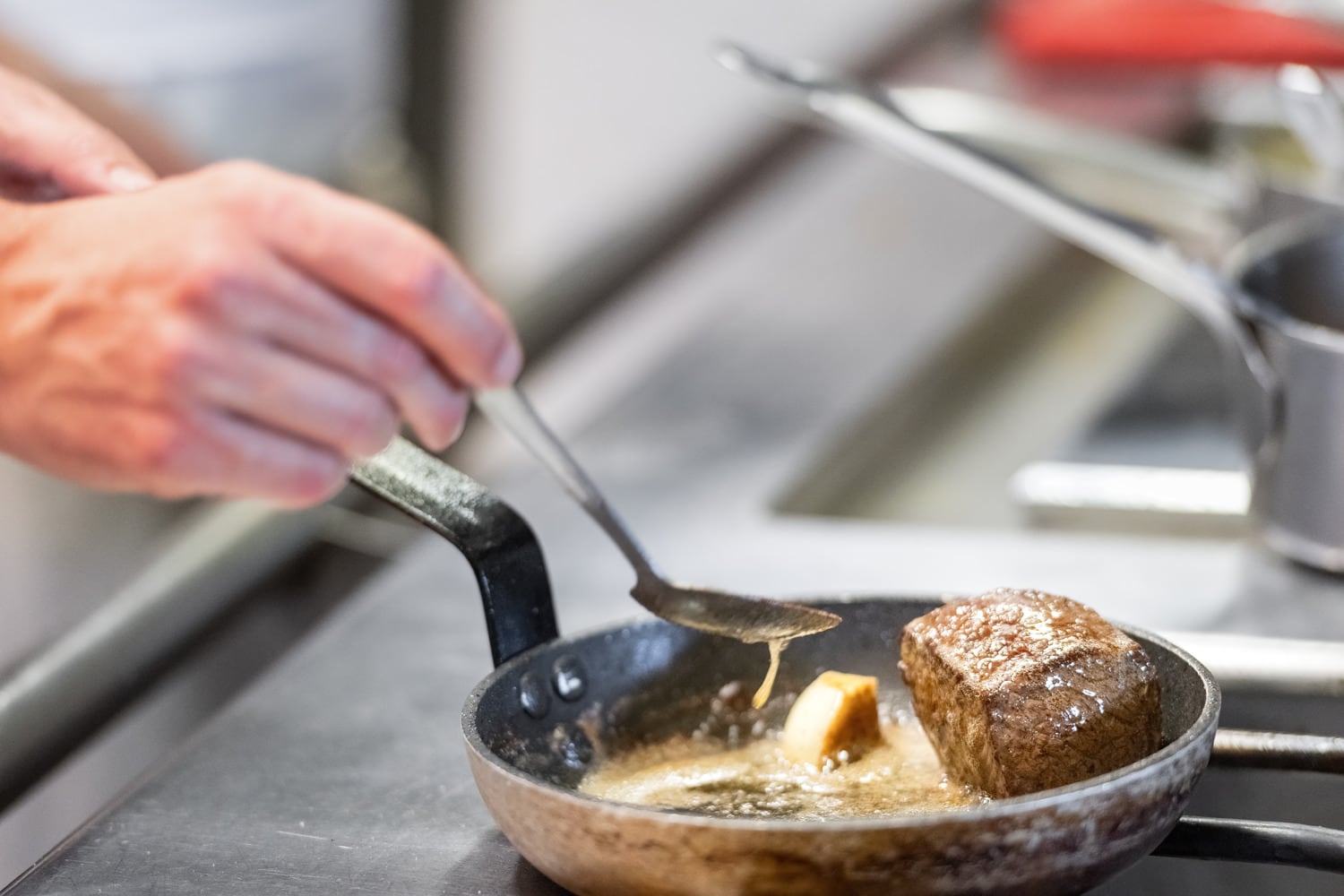 cuisson d'une pièce de viande au beurre