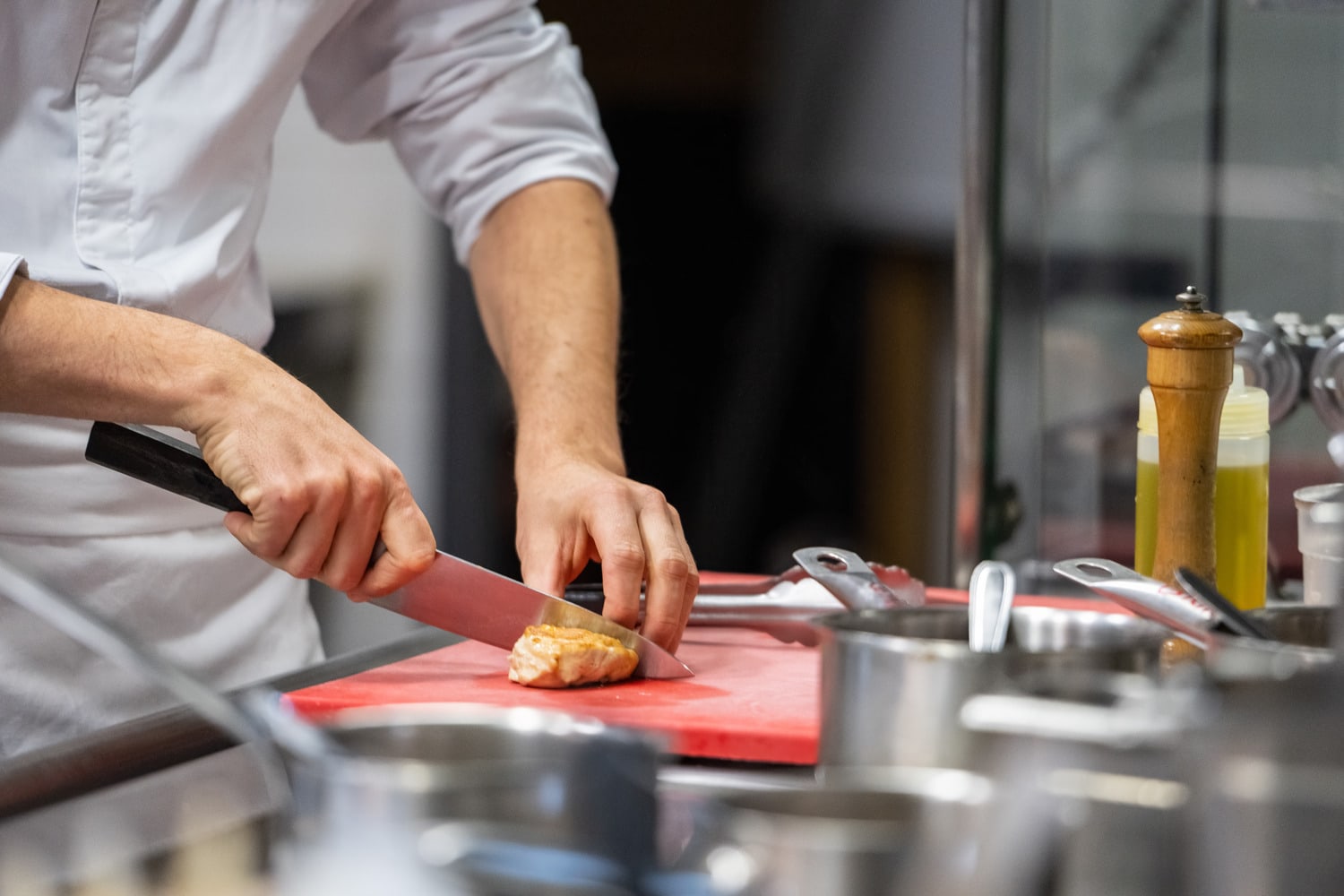 main découpe un morceau de viande