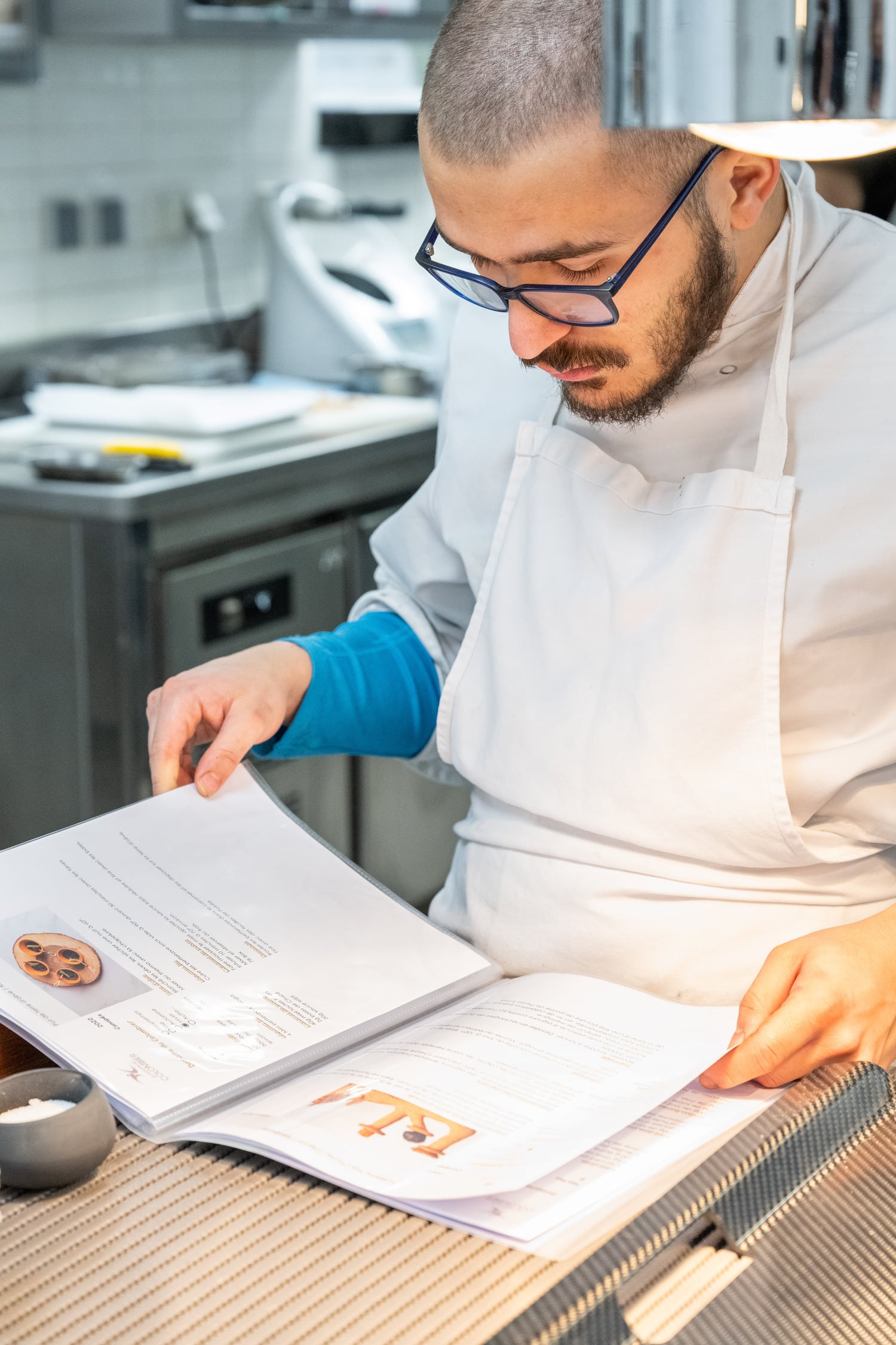 un cuisinier qui regarde une recette