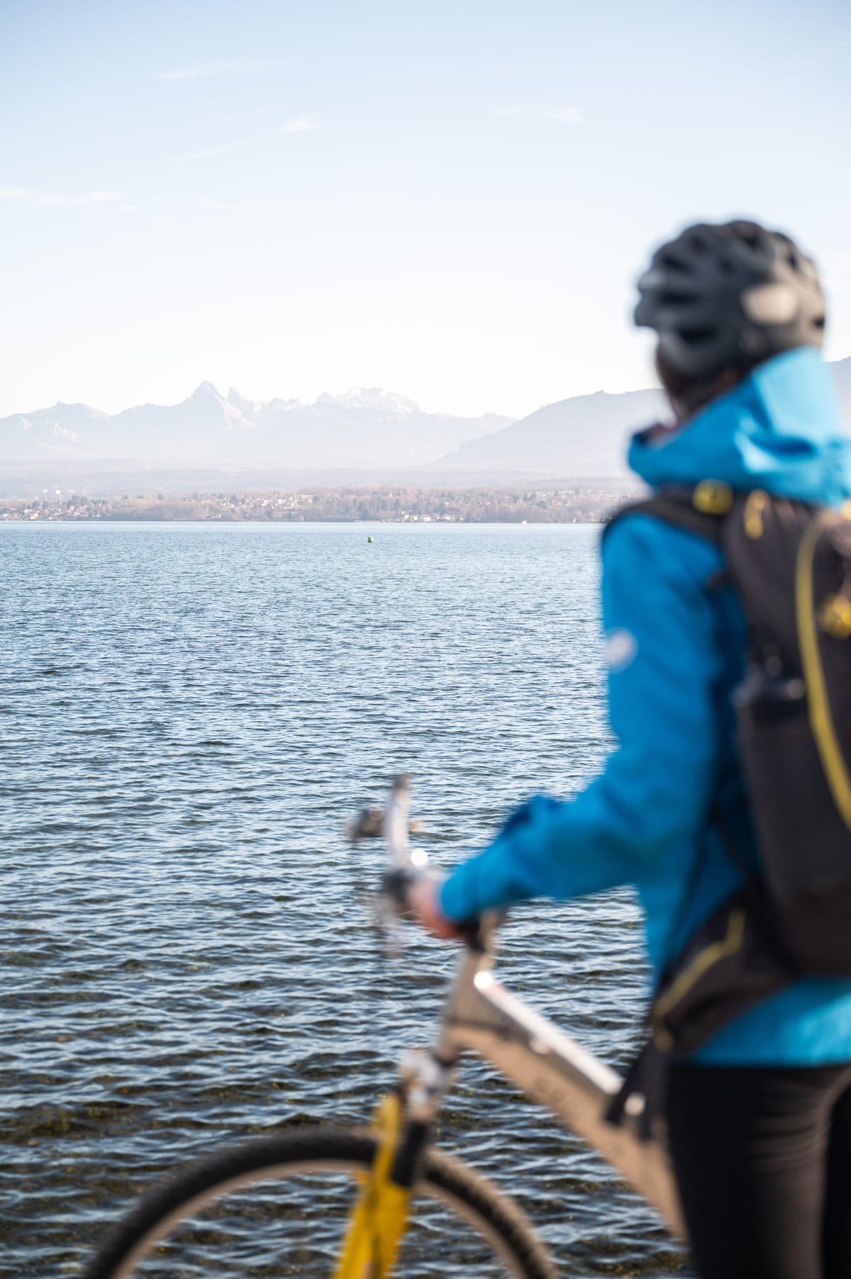 cycliste regardant le lac