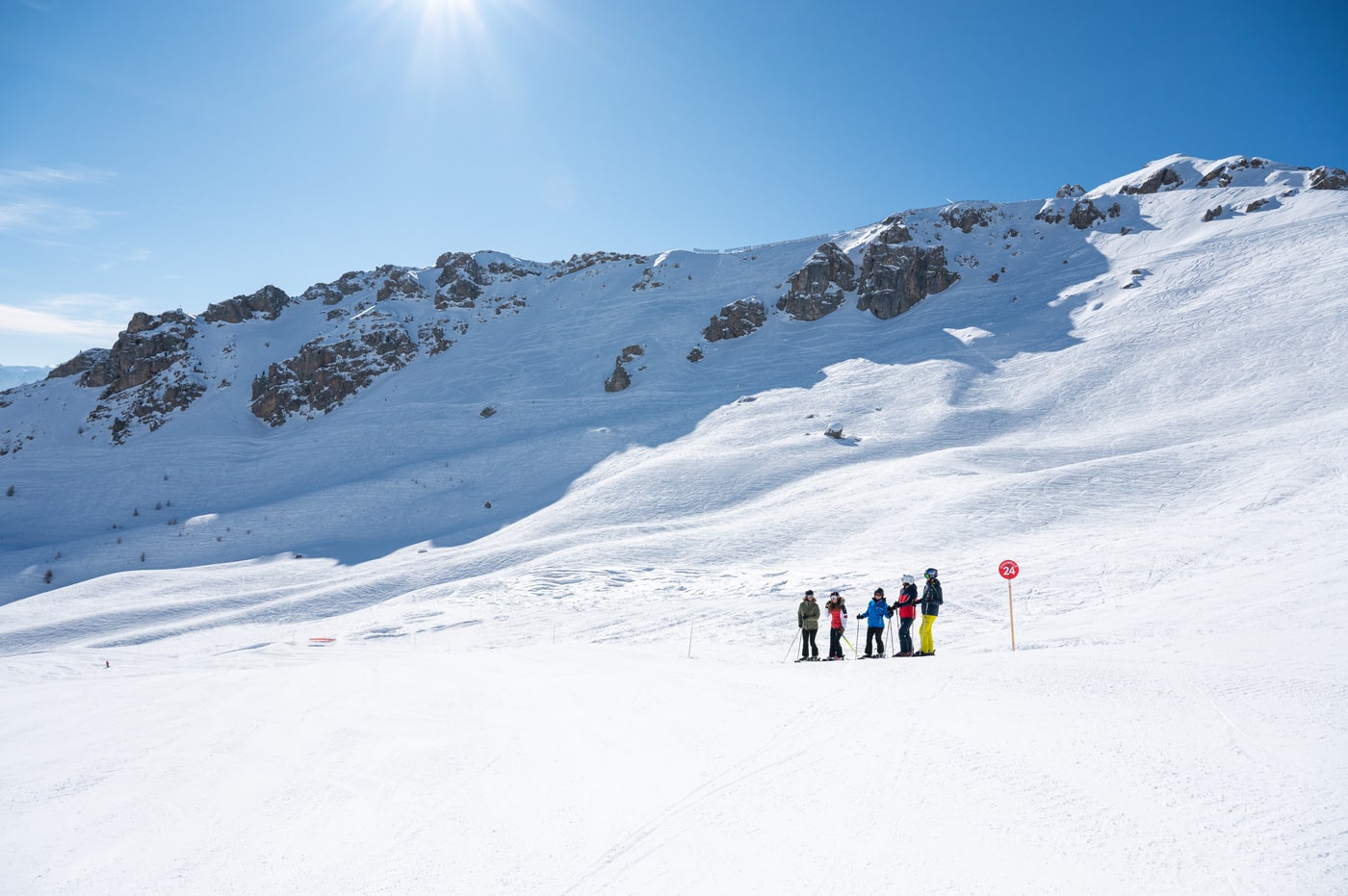 groupe de skieur au bord de la piste
