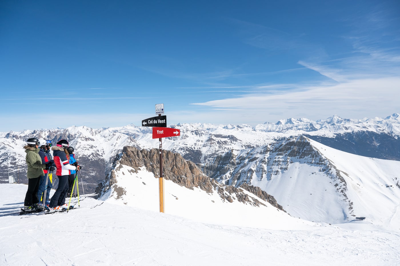 groupe de skieur face aux montagnes