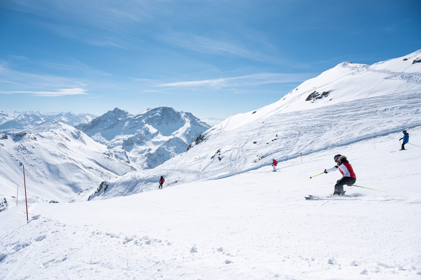 skieuse en train de skier