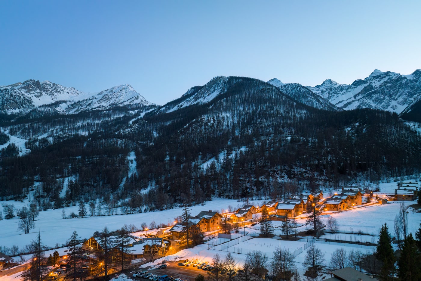 village hautes alpes heure bleue neige