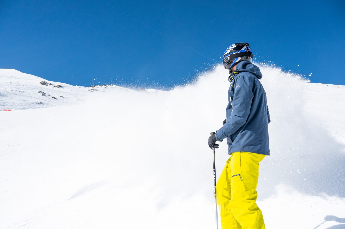 skieur face à un nuage de neige