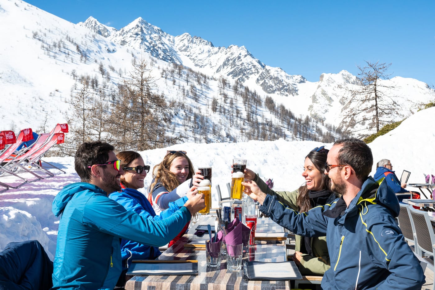 amis au restaurant station de ski