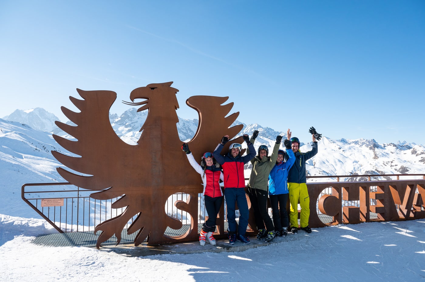 amis devant le totem de la station de ski