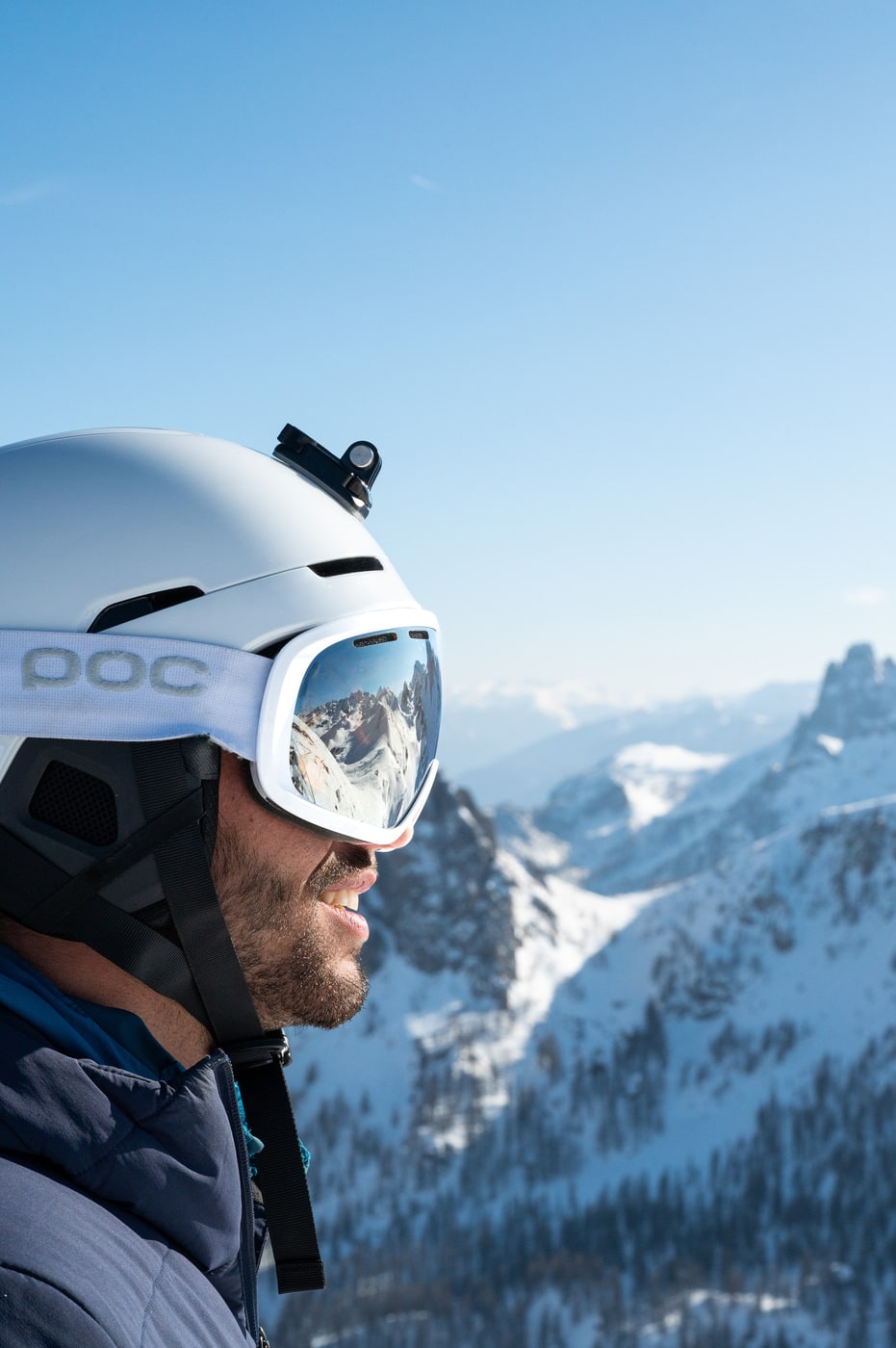 skieur avec casque et masque