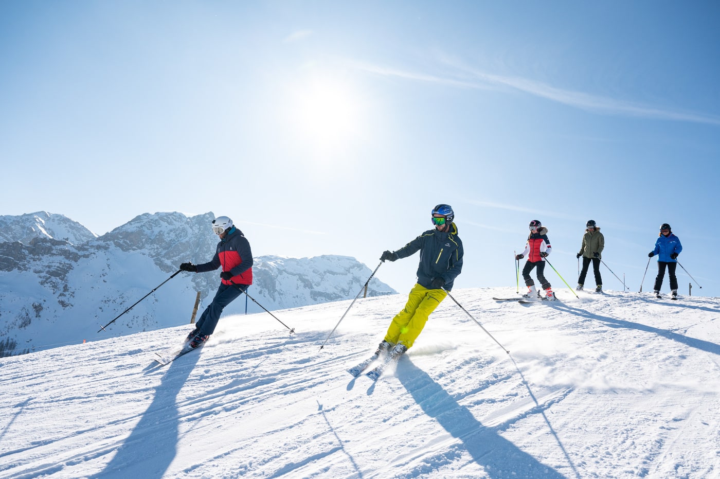 skieur sur piste entre amis