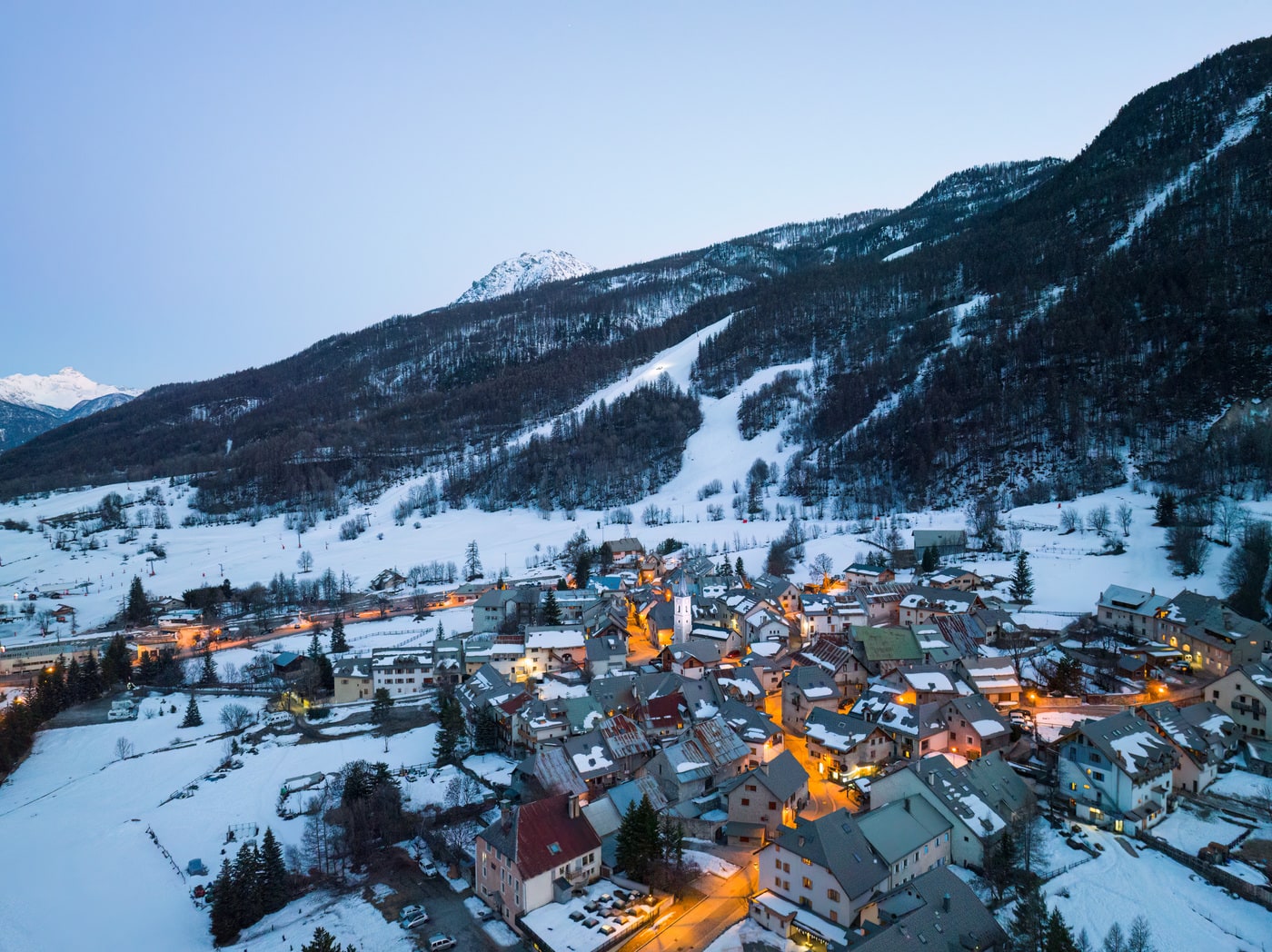 village hautes alpes heure bleue neige