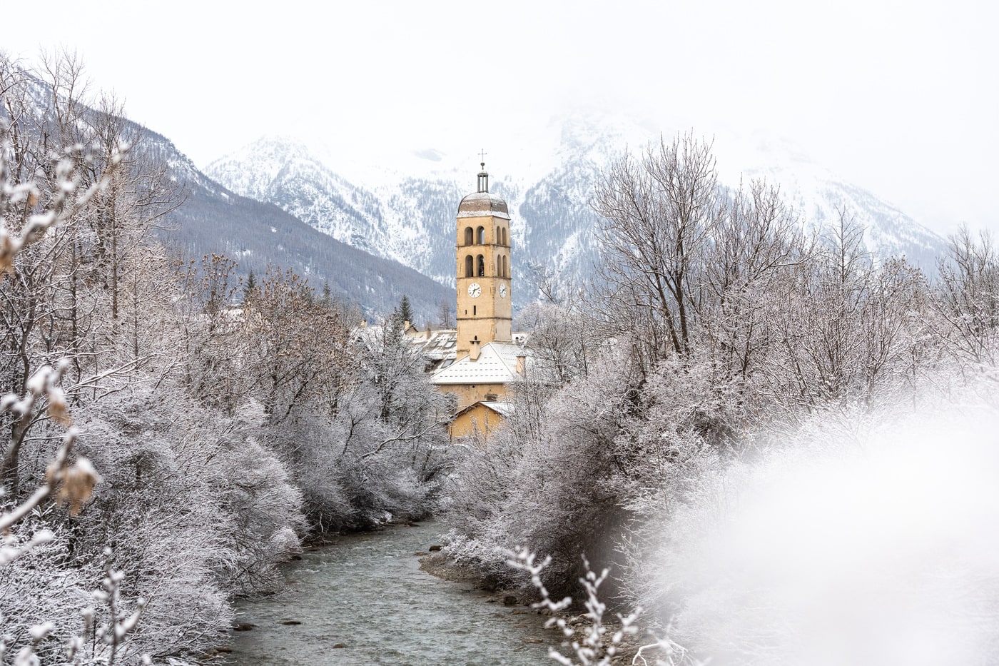 village sous la neige