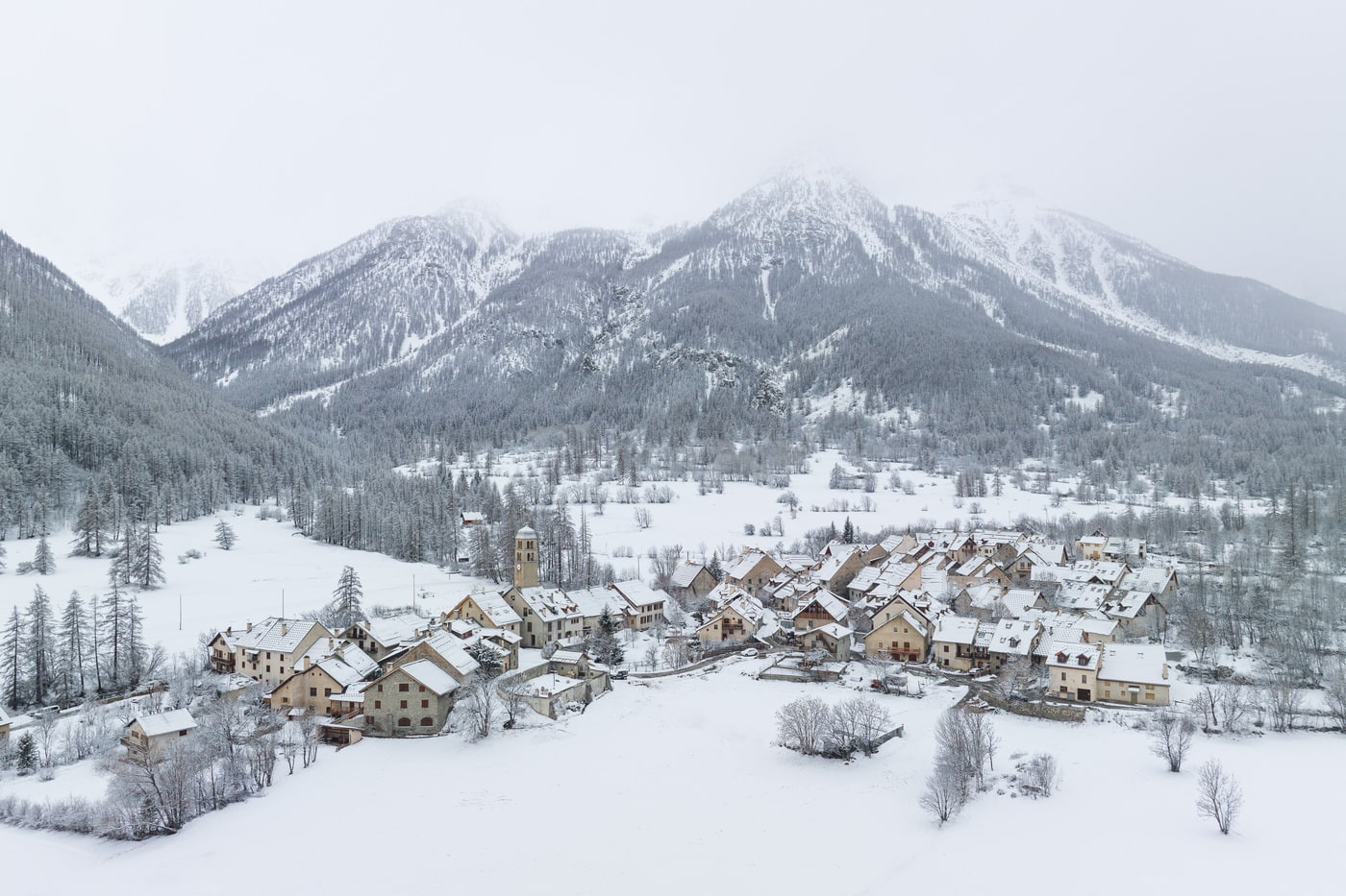 village sous la neige en drone