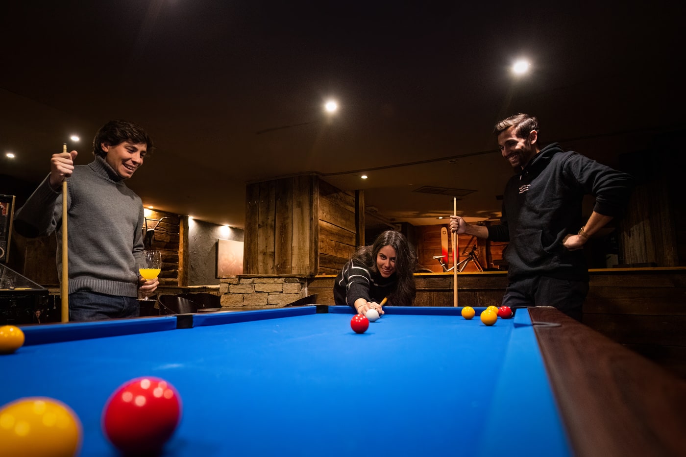 joueurs autour d'un billard